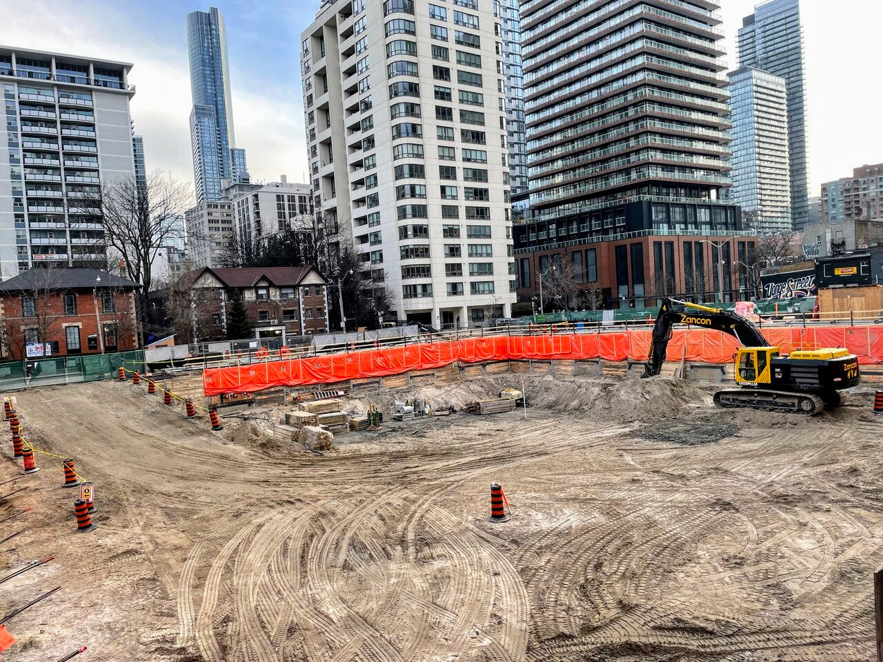 Plaza Yonge @ Wellesley Station — photo 2